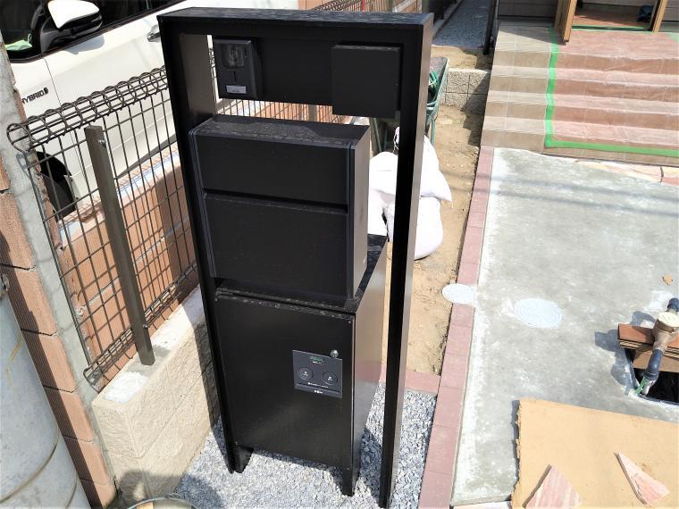 玄関 玄関ポストには、不在の際にも荷物を受け取れる宅配BOX付きです。
