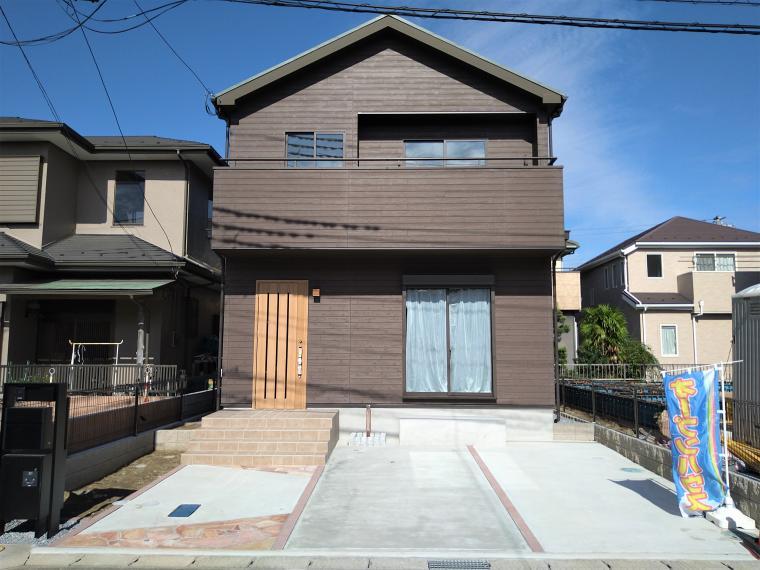 現況外観写真 1号棟の現地写真です。南道路接道で陽当り良好!ぜひ実際の現地でご確認下さい。まもなく外構も終了致します!閑静な住宅街で、車通りも少なく大変静かな立地です。接道している道路も6mと道幅も十分です。