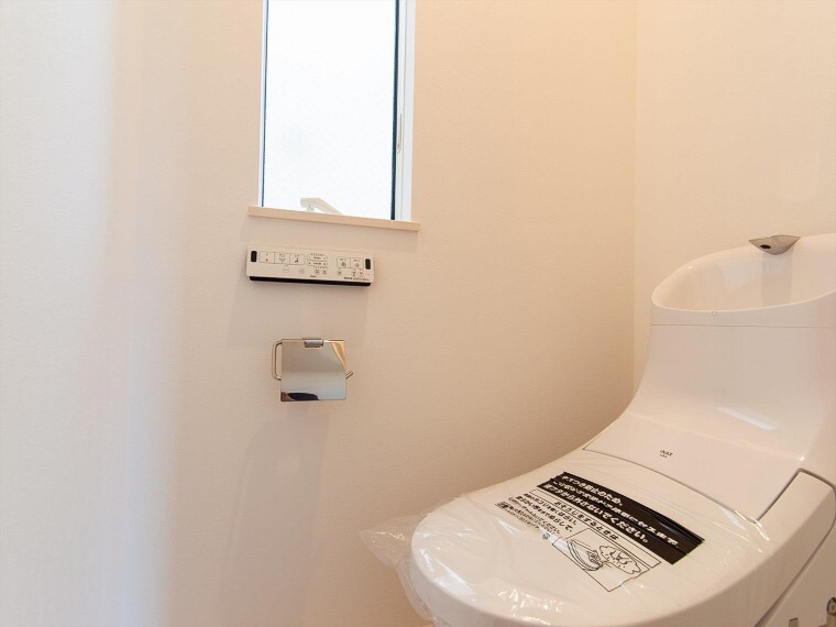 トイレ トイレはシンプルにホワイトで統一。多機能型の温水洗浄付きトイレを標準設置しています。