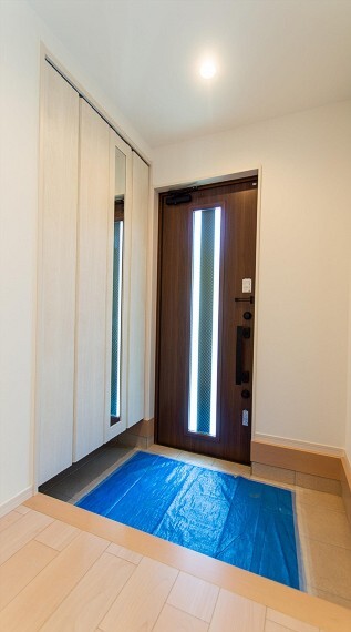 玄関 白を基調とし明るく開放感のある玄関。居住者の帰り、訪れる方を優しく迎えてくれます。