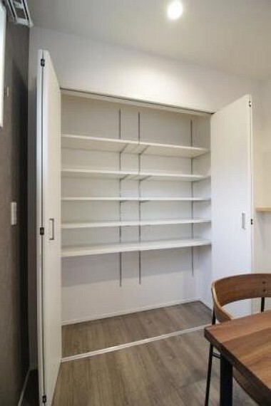 収納 ダイニング裏には可動棚付きの大型収納があり、掃除機など高さのあるものも収納できます!
