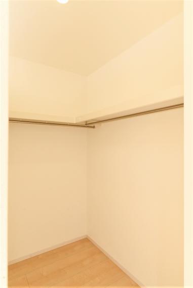 ウォークインクローゼット 大切なお洋服もたっぷり収納できます。