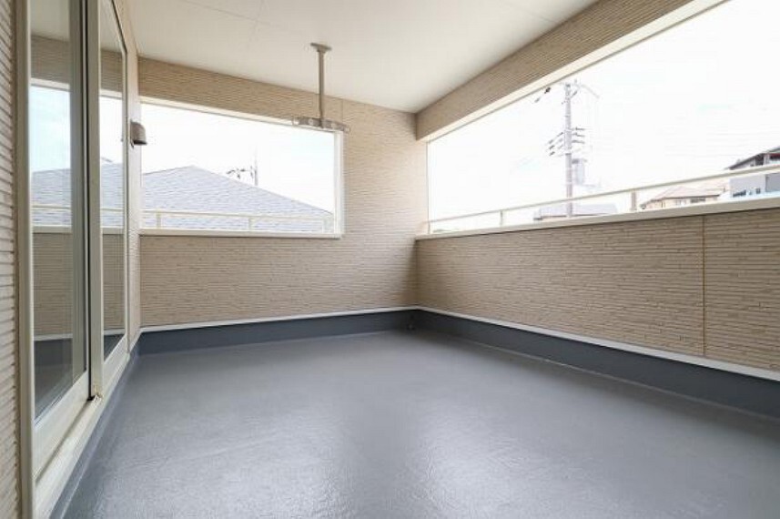同仕様写真(内観) \同仕様写真/日当たりの良いバルコニーは、お洗濯が多いときも安心。たくさん干してもカラっと乾きそうです!