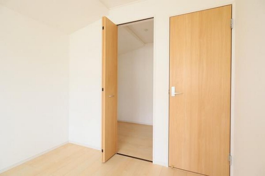 同仕様写真(内観) \同仕様写真/ウォークインクローゼット付きで厚手のお洋服などもすっきり片付きますね