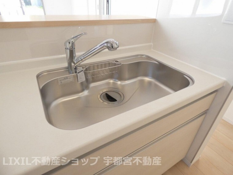 発電・温水設備 浄水器一体型。ご希望によって浄水も使用可能。シャワーヘッドでシンクのお掃除もらくらく。