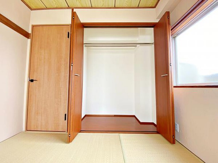 収納 『収納』 収納豊富なウォークインクローゼットです。たくさんの荷物もスッキリ収納できますね。