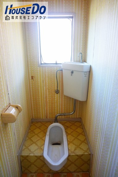 トイレ 大きな窓があるので、光を沢山取り入れることができる明るいトイレです 換気も十分することができ、清潔感が保てますね!