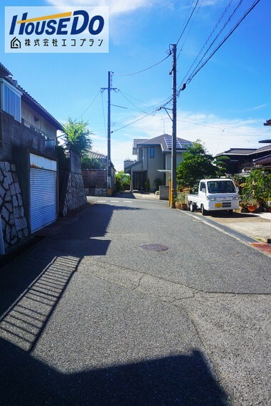 外観・現況 前面道路は約5mあります 周辺の車通りが少なく、静かな環境なので落ち着いて駐車できそうですね