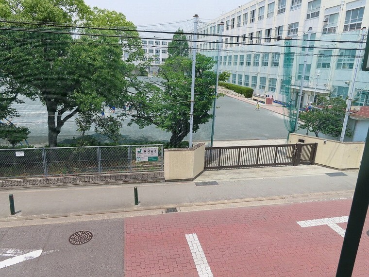 小学校 名古屋市立野並小学校 親子で一緒に遊べる作品を作るワークショップを開いたり、外部講師を招いて茶道を学んだりといった時間を設けています。生活科の時間には、森が残された緑豊かな校区内を探検します。
