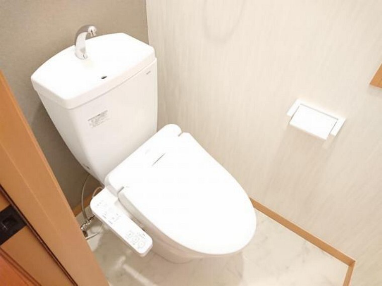 トイレ 【リフォーム後】トイレはTOTO製の温水洗浄機能付きに新品交換しました。表面は凹凸がないため汚れが付きにくく、継ぎ目のない形状でお手入れが簡単です。節水機能付きなのでお財布にも優しいですね。