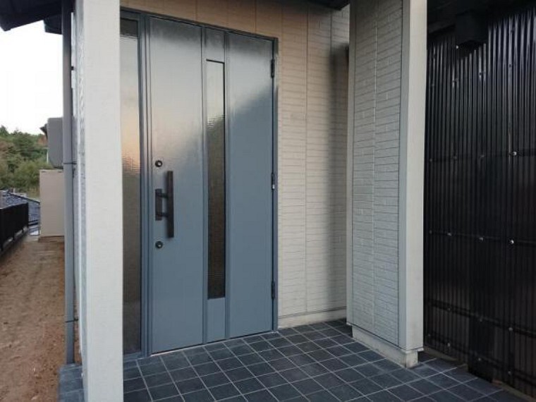 玄関 【リフォーム後】玄関は鍵交換を行いました。外の照明は電球を交換しました。お仕事や部活で帰りが遅くなっても、明るく出迎えてくれます。