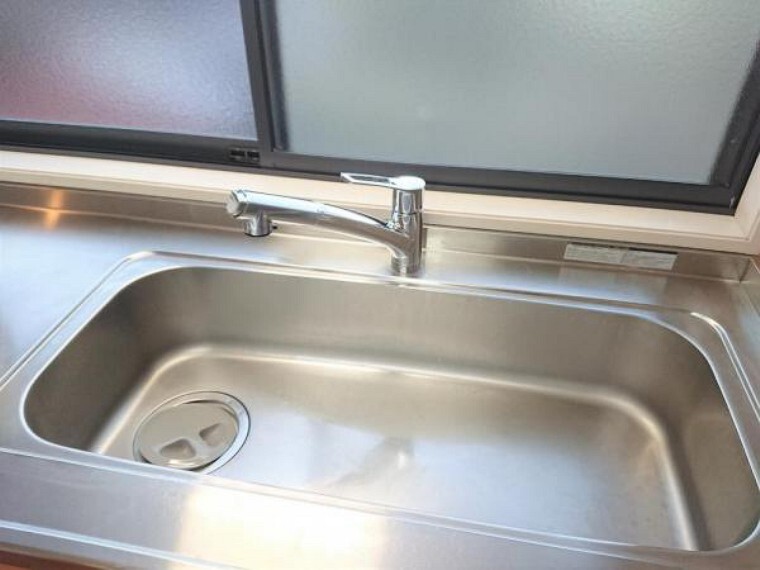 【リフォーム後】キッチンは水栓を交換しました。シングルレバーなので、水を出したり止めたりがしやすいですね。