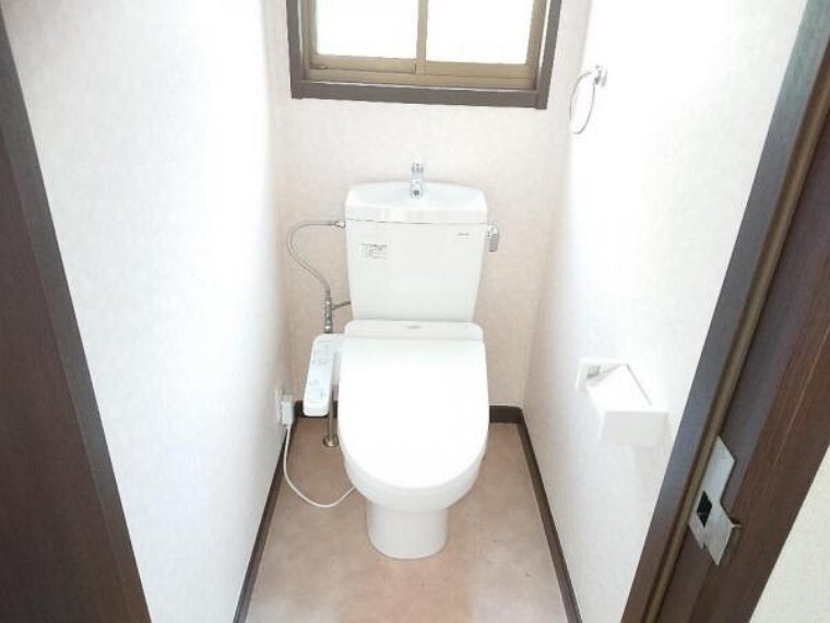 トイレ 【リフォーム済】1階のトイレはリクシル製の温水洗浄便座トイレに新品交換しました。壁・天井のクロス、床のクッションフロアを張り替えて、清潔感溢れる空間になりました。