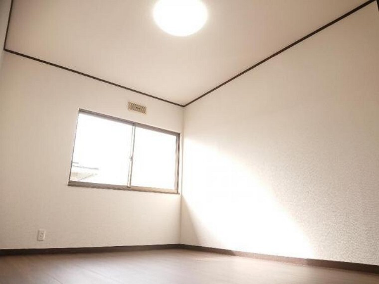 洋室 【リフォーム済】2階の北側の6帖洋室はフローリング張りを施し壁天井はクロス貼替えしオシャレなお部屋に仕上がりました。