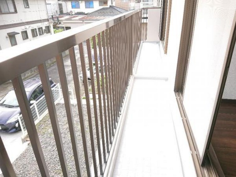 バルコニー 【リフォーム済】2階の南面の部屋からは、ベランダに出ることができます。ベランダは床を防水塗装、手すりを塗装しました。南向きなので洗濯物干しに重宝しますね。