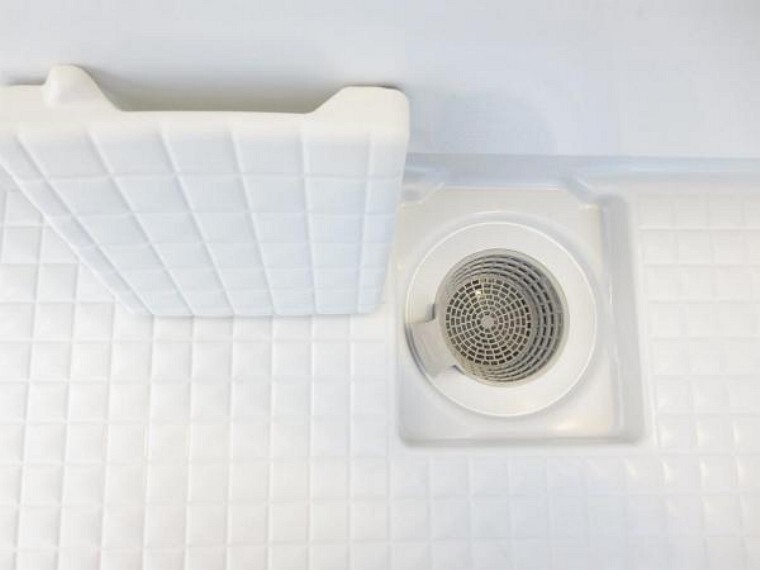 専用部・室内写真 【リフォーム済】新品のユニットバスの排水口は、流れる水の力だけで髪の毛をキレイにまとめてくれ、簡単に捨てられるのでお掃除がラクにできます。