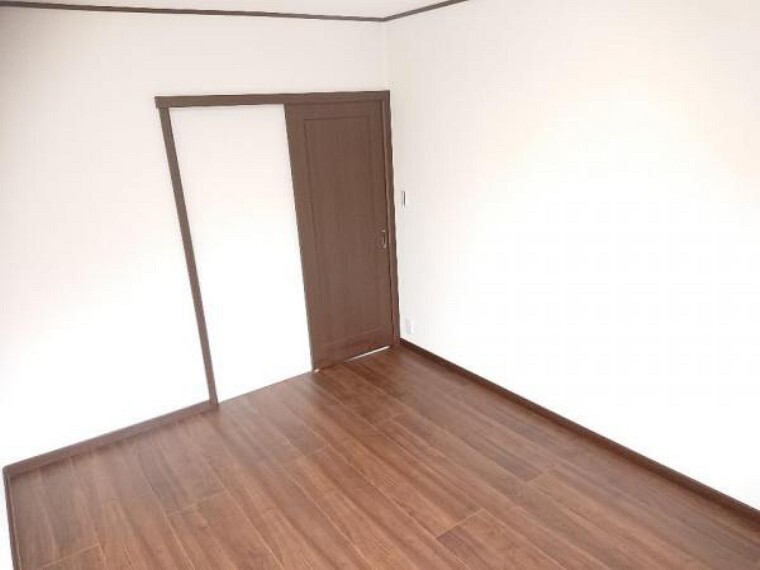 洋室 【リフォーム済】2階北西側6帖洋室の別角度です。家族の分だけお部屋の使い方も様々。寝室以外にも書斎や収納部屋としても使えそうです。戸建てならではの贅沢なお部屋の使い方で日々の暮らしを充実させてくださいね。