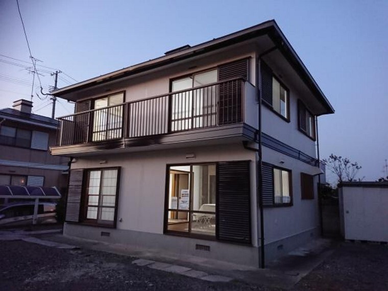 外観写真 【リフォーム済】南東側の写真です。外壁、屋根塗装を施し明るいおうちに仕上がりました。