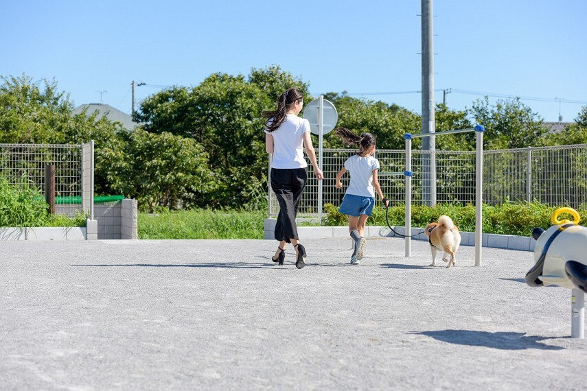 現況外観写真 【敷地内公園】 全49棟の分譲地内の中心に癒しの公園を作りました。住民同士のコミュニティスペースです。