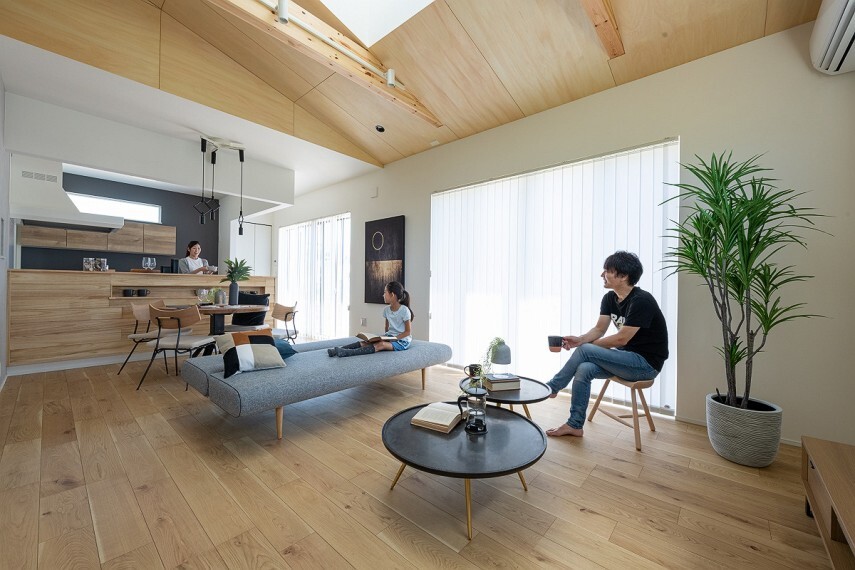 居間・リビング 【MODEL HOUSE】 LDK18.7帖の広々空間と天井の開口部から光を取り入れリビングに心地よい明るさと広がりをもたらすプランニング。(第1次販売:20号棟※2020年8月撮影)