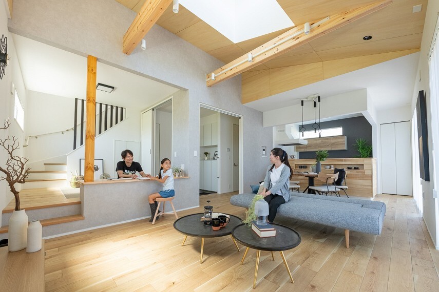 居間・リビング 【MODEL HOUSE】 高低差が楽しいリズミカルな空間のステージリビング。家族とほどよく繋がりつつ自分時間も満喫。堀机カウンターなので両側から使える便利機能。(第1次販売:20号棟※2020年8月撮影)