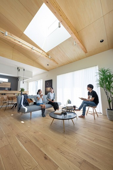 居間・リビング 【MODEL HOUSE】 家族の暮らし方をデザインする3つのスタイル。内覧予約受付中。(第1次販売:20号棟※2020年8月撮影)