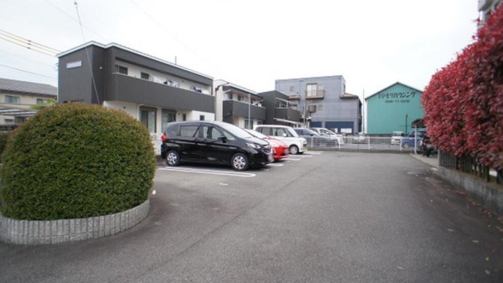 駐車場 出入りのしやすい平面駐車場。