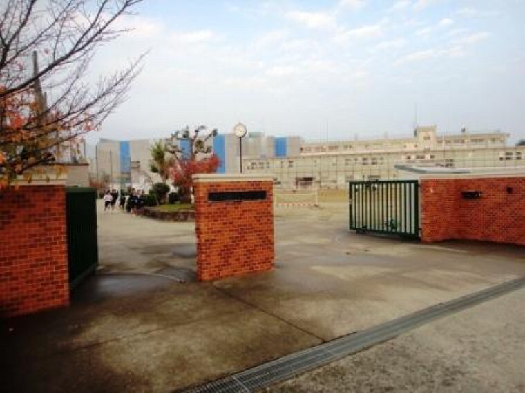 中学校 【中学校】川西市立緑台中学校まで2003m