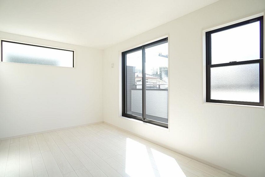 洋室 ~bedroom~ 広いバルコニーからたっぷりの光をうけたお布団やシーツから太陽のにおいが感じられます