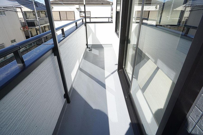 バルコニー ~balcony~ ゆったりしたバルコニーはお布団干しも楽々