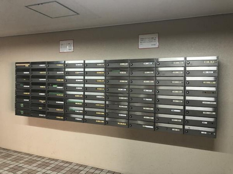 【集合ポスト】集合ポストはエレベーター横にあります。悪天候の時も郵便物が濡れないので安心です。