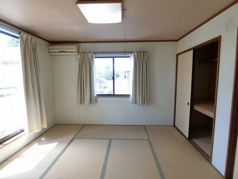 和室 日当たり良好のため、全体的に明るい部屋となっています。