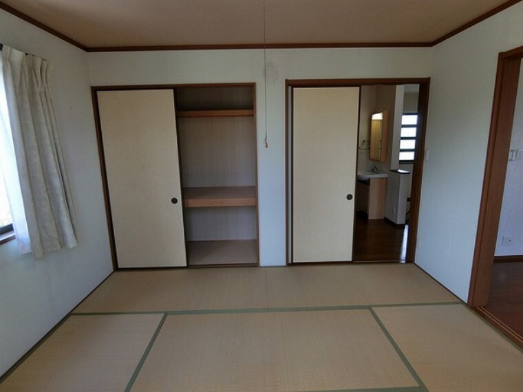和室 和室があり、押入れが完備されているため収納力に長けています。 客室として使用することも可能です。窓もあるため日光が入ります。そのため畳のカビを発生を減らすことができます。