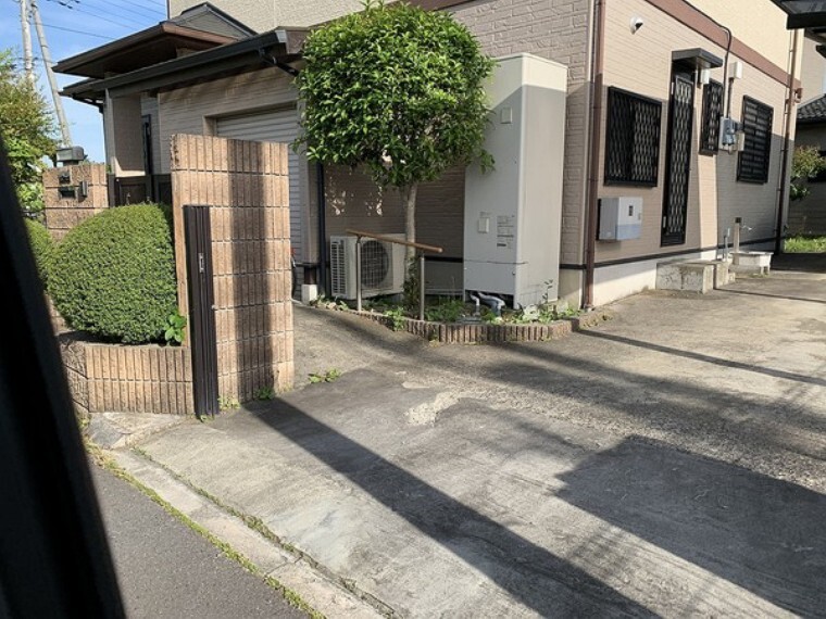 外観・現況 広々とした入り口が特徴です。また、駐車場の入り口に仕切りを作ることができます。