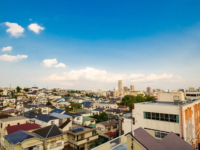 眺望 豊かな眺望にふさわしい空間には、通風・採光にも優れ、心地よい光と風があふれています。