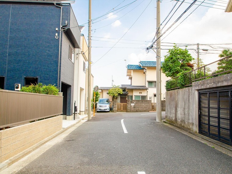 現況写真 閑静な住宅街の陽当りに恵まれた土地。たくさんの想いが美しいカタチに彩られた時、そこにはひと時のくつろぎが生まれ、ゆっくりと愛着が育まれていきます。