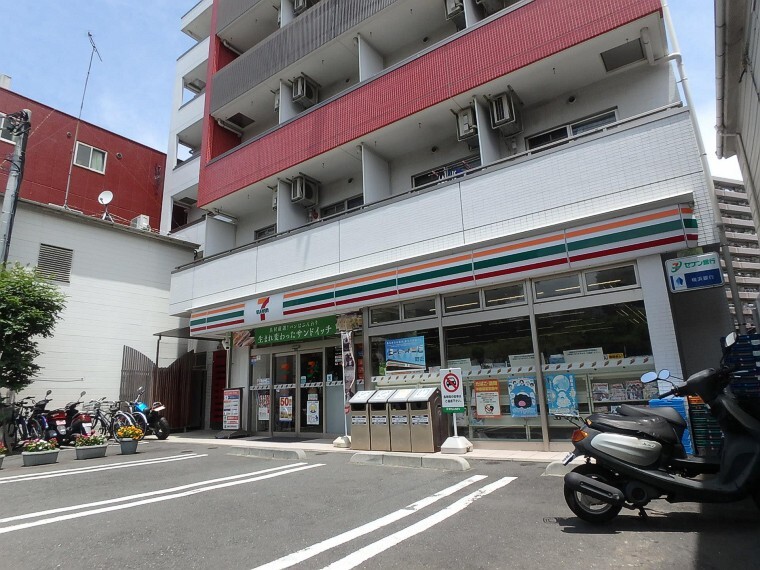 コンビニ セブンイレブン横浜大口駅前店(24時間営業ですので、急な買い物に便利です。駐車場もあります。)