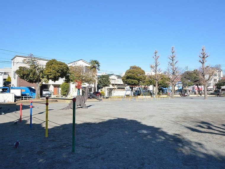 公園 大口公園(遊具や水道、ベンチなどがあり、お子さまからご年配者まで一日を通して憩いの場として賑わっています。角地にあり、人通りも多く死角も少ないため、安心してお子さまを遊ばせることができます。)