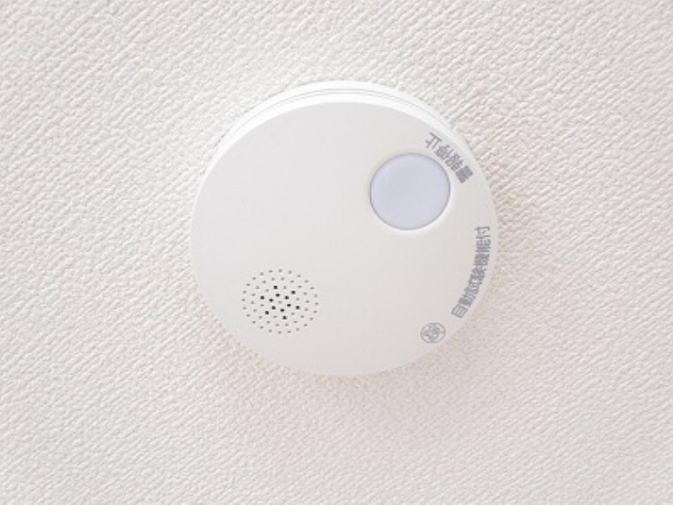 専用部・室内写真 (リフォーム完了)全居室に火災警報器を新設。キッチンには熱式、その他のお部屋や階段には煙式のものを設置しました。万が一の火災も大事に至らないように、細かいところまで気を抜かずリフォームする住宅です。