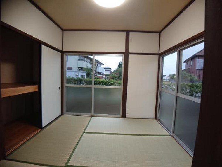 和室 【リフォーム完了】南東側の和室4.5帖には1帖分の押入れがあります。掃き出し窓が2方向にあるのでとても明るいお部屋です。畳表替、壁天井クロス張替、障子・襖張替、LED照明交換済。