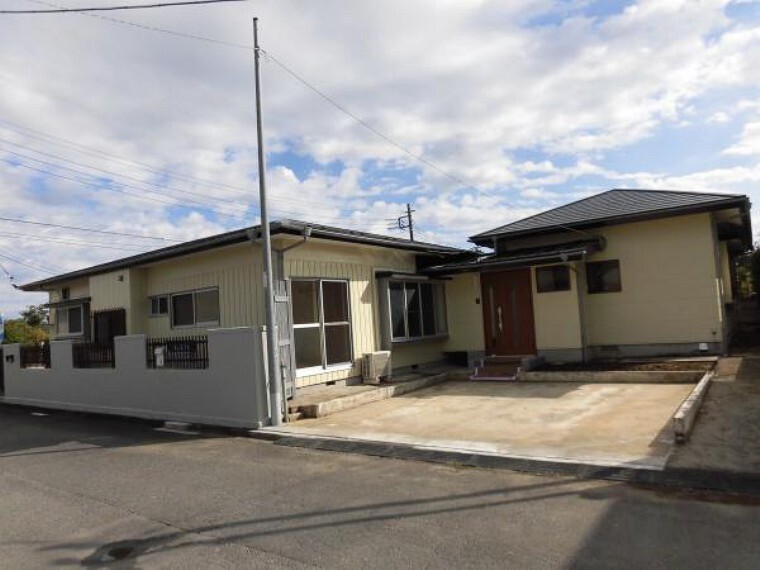外観写真 (リフォーム完了)東側からみた写真です。135坪の広い敷地に38坪の平家。南西側のリビング部分は東匠様で増築したものです。