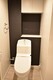 トイレ 温水洗浄便座付きのトイレにはカウンターと上部収納がありきれいに収納できます。