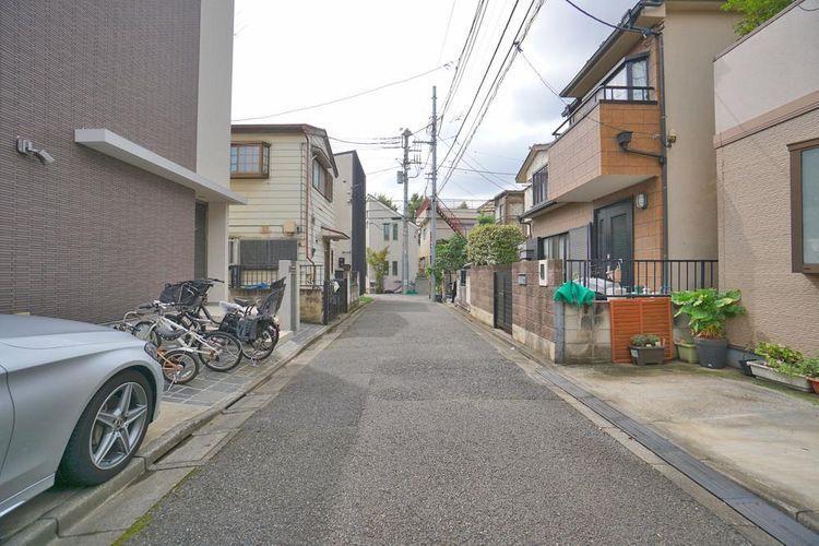 現況写真 比較的交通量の少ない前面道路です。小さいお子様と一緒でも安心してお散歩ができますね。