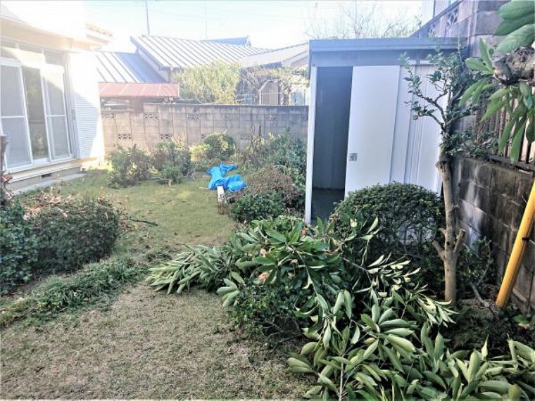 外観写真 【リフォーム中 11/14撮影】閑静な住宅街。スーパーまで約850mと、毎日の生活が便利な立地です。お庭は庭木伐採が進んでいます。使い勝手が良くなるよう仕上げている予定です。