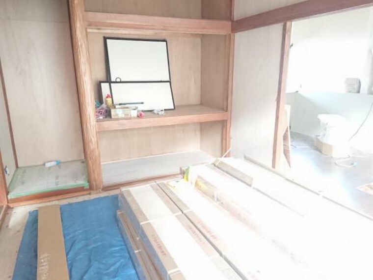 【リフォーム中】1階和室です。畳は表替えをし、壁・天井はクロスを張り替えます。