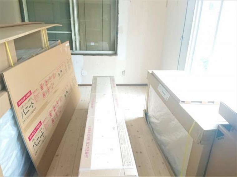 【リフォーム中11/2撮影】解体撤去工事を終えると、床の重ね張り、キッチンやユニットバスのの新品交換、壁紙の張替えへと進んでいきます。