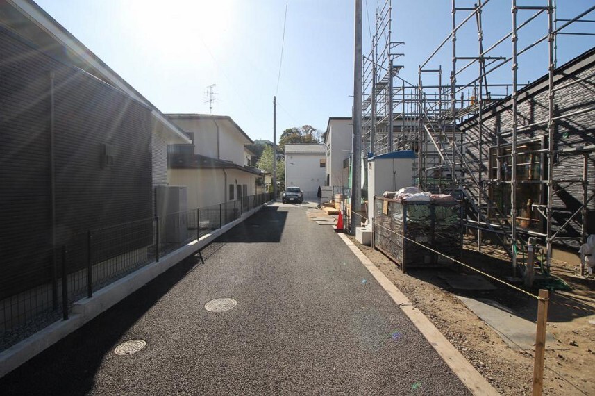 現況外観写真 (前面道路)車通りが少ないので安心の道路!