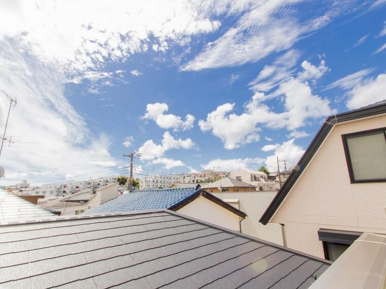 眺望 開放感があり、遮るものもなく気持ちのいい景色が広がります。お部屋にも爽やかな風と暖かく柔らかな日差しが差し込み、毎日の暮らしを豊かに彩ります。
