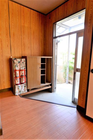 玄関 玄関はシューズボックス付きです。