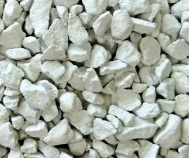 構造・工法・仕様 【ゼオライト施工】リフォーム時に床下まで確認し、湿気によるカビや躯体腐食を防ぐための調湿剤を敷きました。害虫抑制や脱臭効果もあります。長くお住まい頂くために、建物に合わせた工事を行うことが当社のこだわりです。